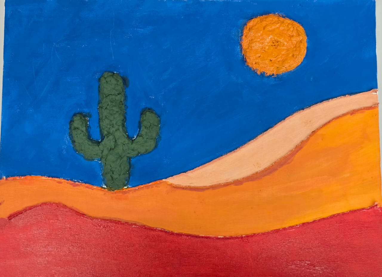 Ilustração de um deserto com dunas coloridas em tons de vermelho, laranja e amarelo, um cacto verde ao centro e um céu azul com um sol alaranjado no canto superior direito
