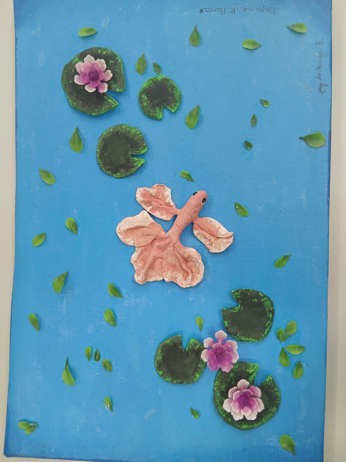 Peixe beta rosado nadando entre folhas de lótus e flores aquáticas sobre fundo azul