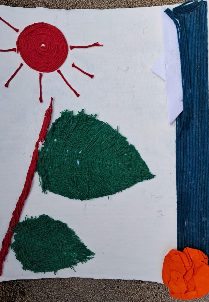 Obra retangular 'Dia de Sol' com sol vermelho, galho vermelho e folhas verdes. Barco branco navega em mar azul próximo a uma concha laranja
