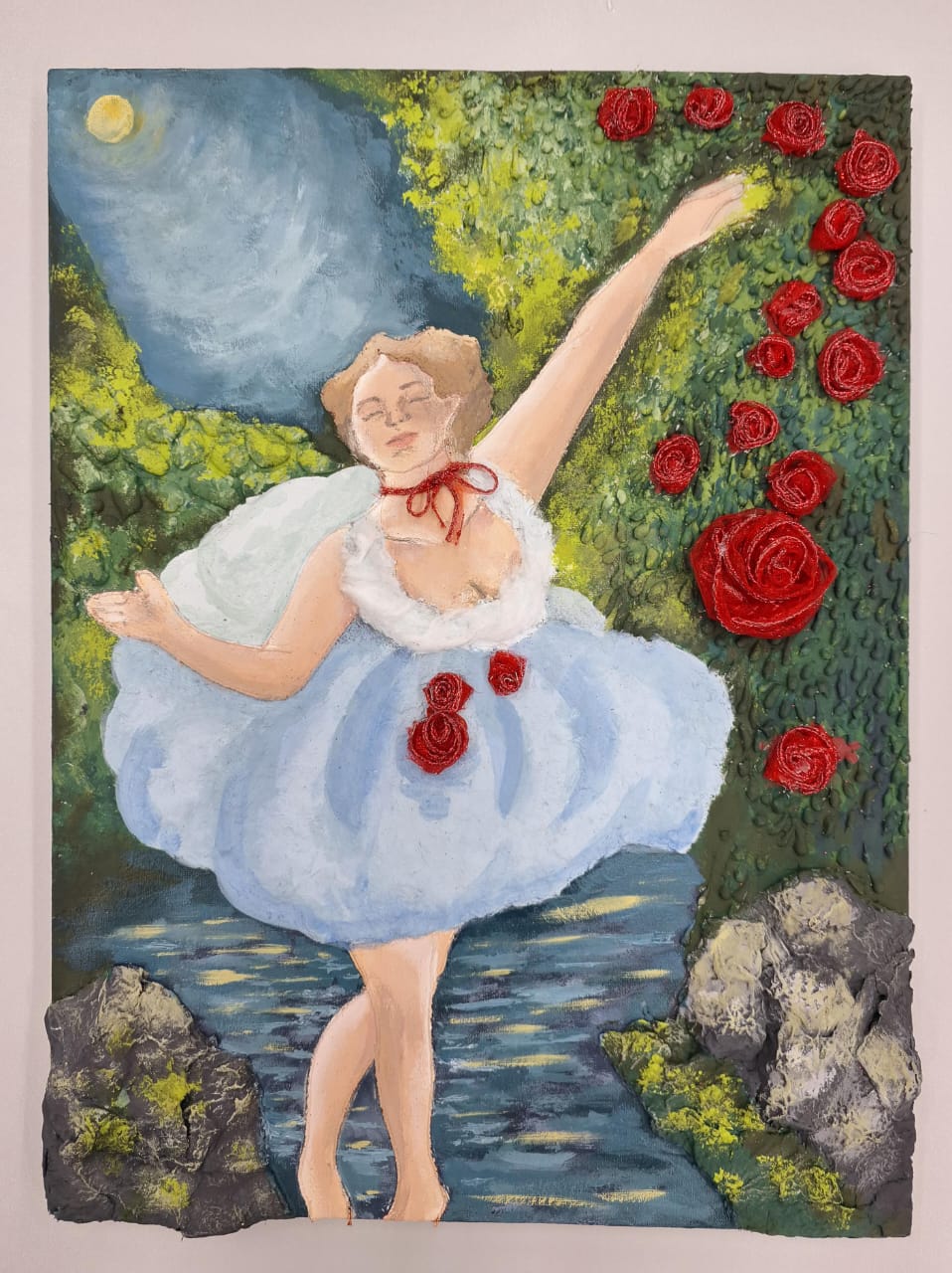  Bailarina loira em vestido azul dança sob a lua cheia, cercada por vegetação e rosas vermelhas.