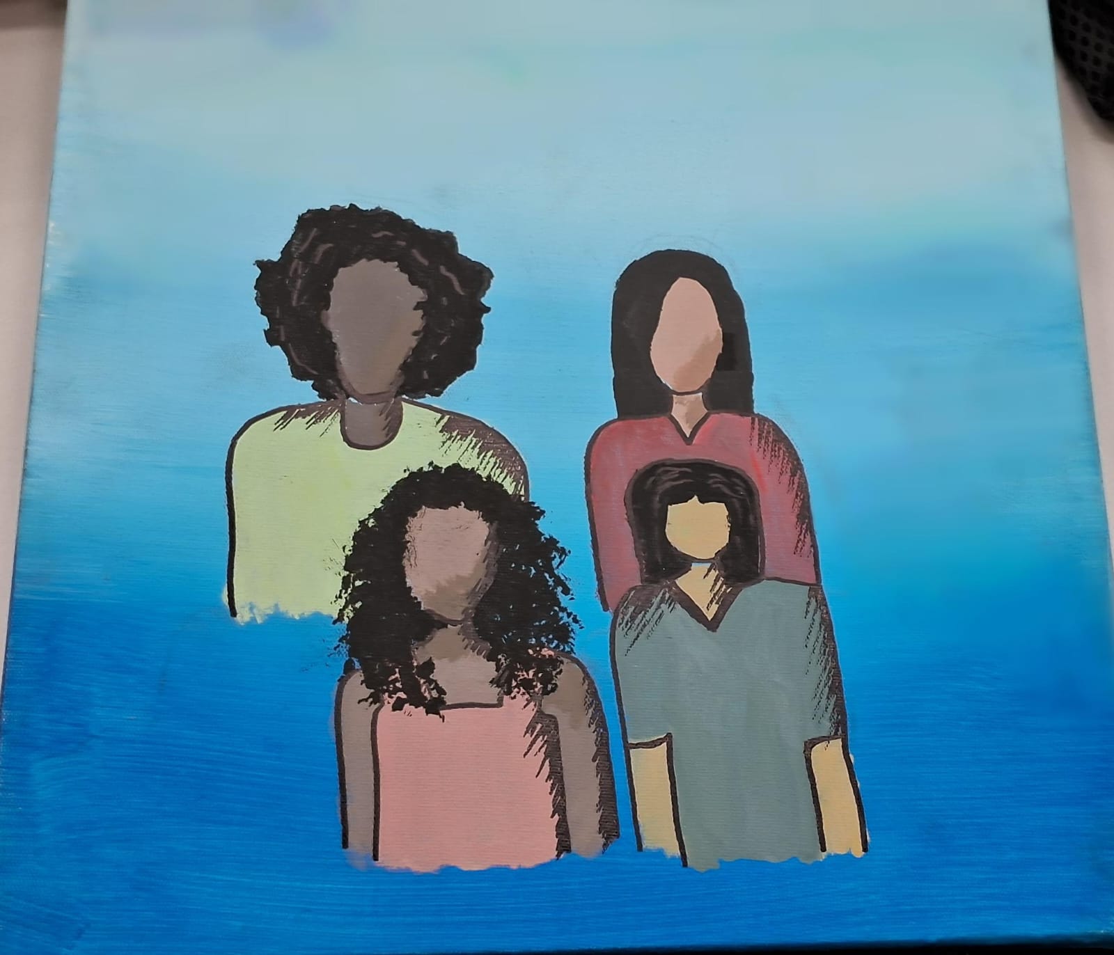  Quatro mulheres de diferentes etnias em fundo azul, simbolizando união e respeito entre culturas