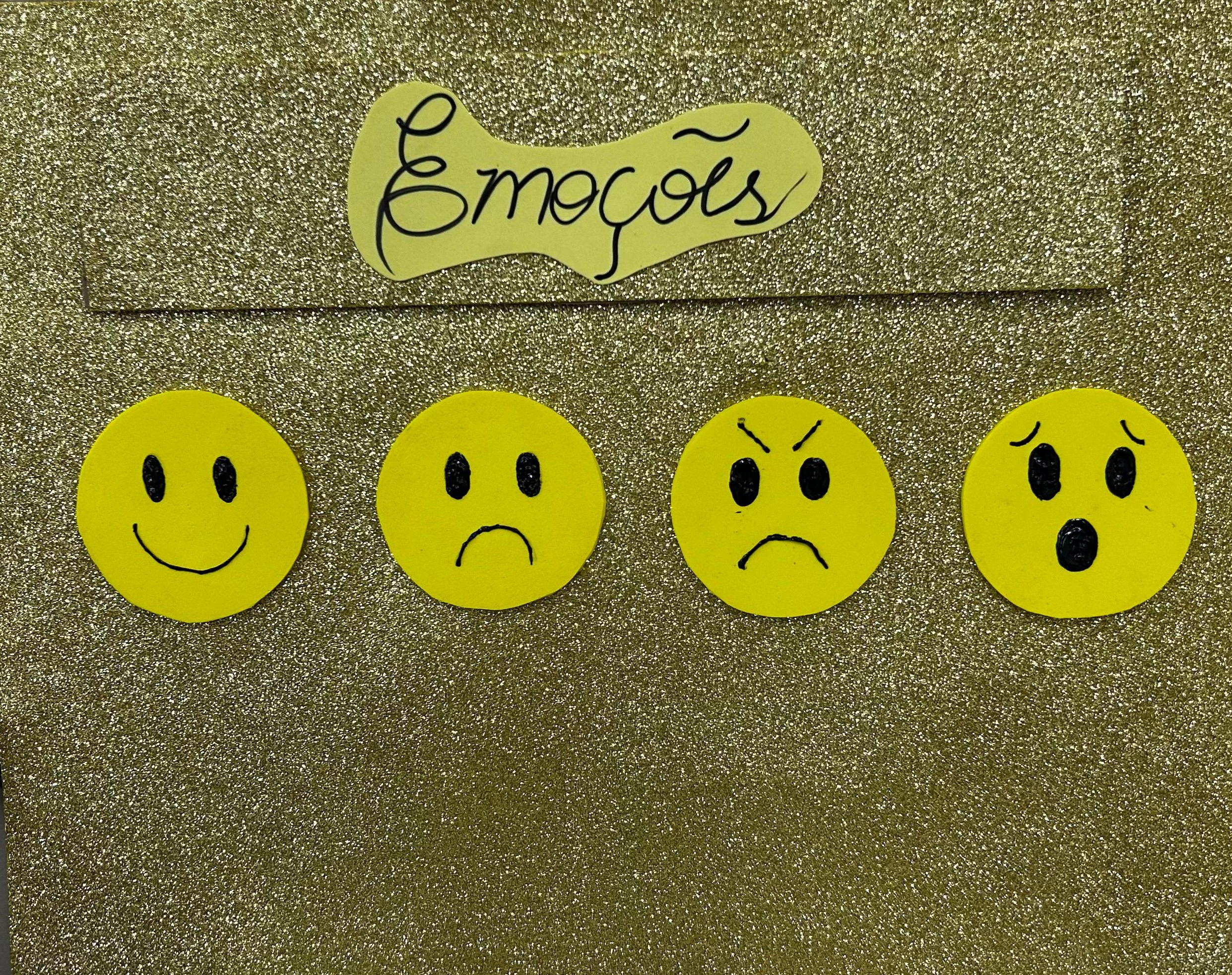  Rostos em relevo representando emoções, feitos para serem tocados por pessoas com deficiência visual
