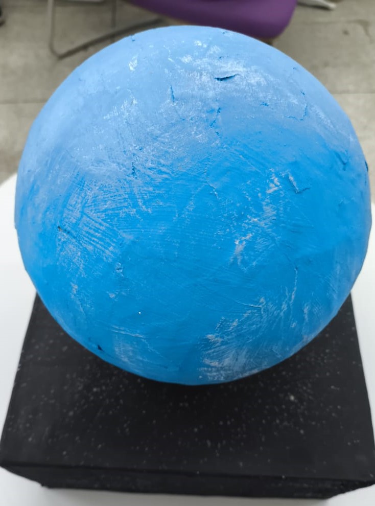  Escultura de Netuno em isopor, pintada de azul, com base de papelão preto e respingos brancos