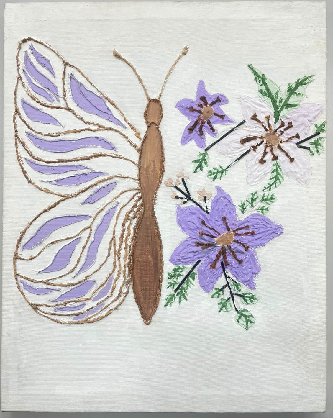 Borboleta marrom com asas lilás e flores lilás e brancas, com relevo em cola quente e massa corrida